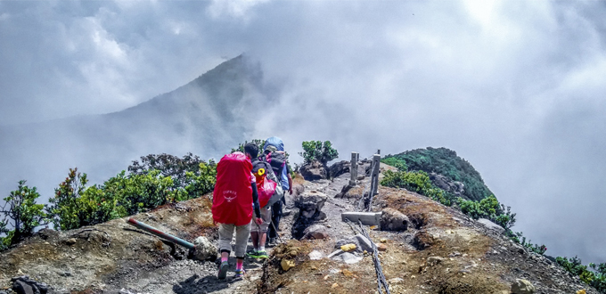 Mendaki Gunung
