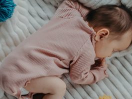 Tahapan yang Dialami Bayi saat Belajar Duduk